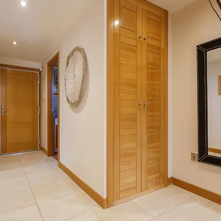 Luxurious And Spacious With A Private Garden And Solarium With Great Views In Area Marbella La Resina Country Golf